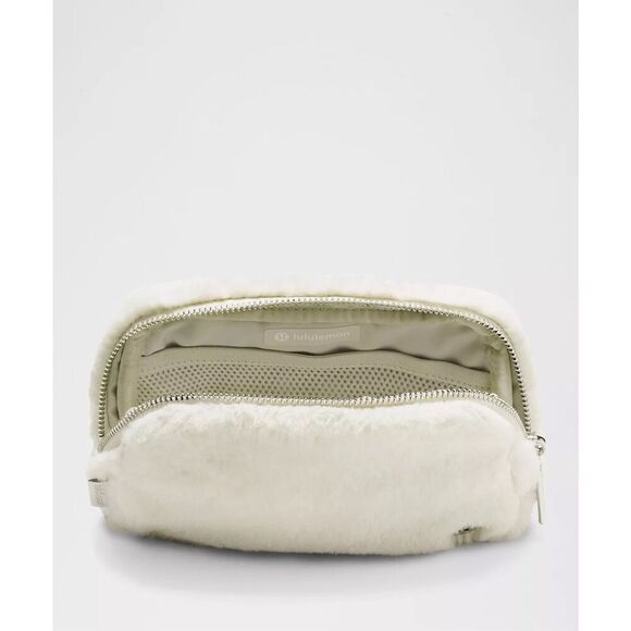 Everywhere Belt Bag  Plush Fleece - Picture 4 of 6